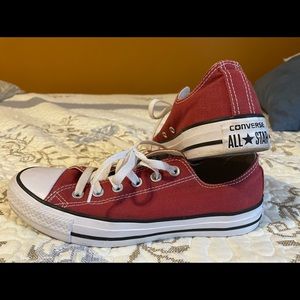 Women’s Converse barley worn in great condition.